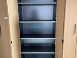 une grande armoire en bois à deux portes ouvertes