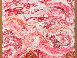 une peinture abstraite réalisée à la peinture rose et blanche sur fond blanc