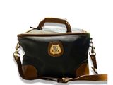 un sac noir avec une poignée marron sur fond blanc