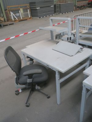 un bureau avec une chaise et un ordinateur portable dessus