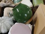 une boîte remplie d'objets assortis posée sur une table