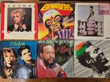 tout un tas d'albums différents sur la table