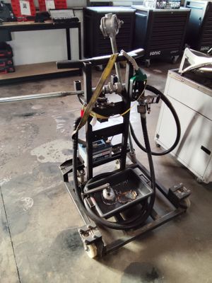 une machine posée sur un chariot dans un garage