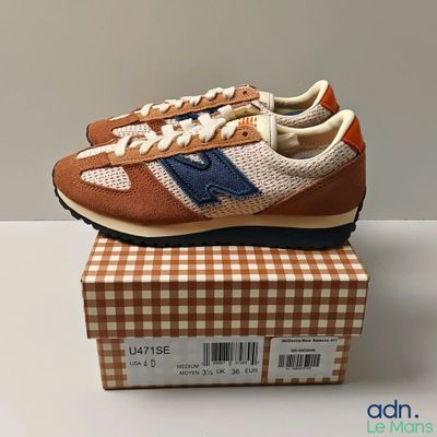 une photo d'une paire de baskets posée sur une boîte