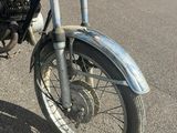 une moto bleue garée sur le bord de la route
