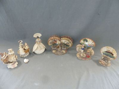 de nombreuses figurines de formes et de tailles variées sur la table