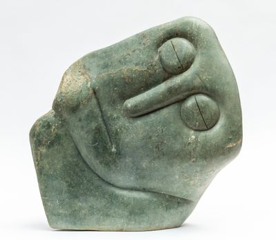 une image représentant une sculpture en pierre d'une personne tenant une balle