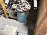 un tas de matériel de plomberie dans un coin de la pièce
