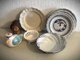 plusieurs assiettes et bols posés sur une table