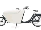 une photo d'un vélo noir et blanc avec un carton blanc à l'arrière
