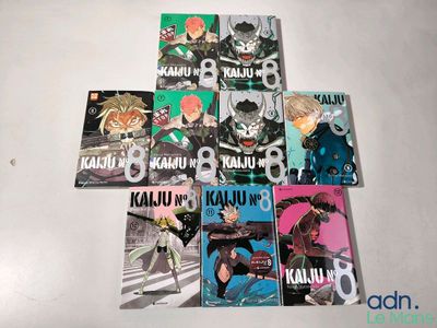 un grand nombre de livres posés sur une table