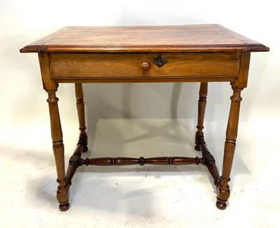 une vieille table en bois surmontée d'un tiroir