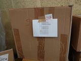 une pile de cartons sur lesquels est accrochée une étiquette