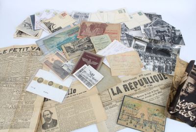 une pile de vieux journaux et d'autres papiers posée sur une table