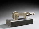 une image représentant une maquette de machine en bois et en métal