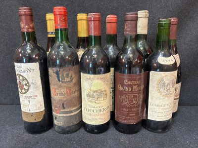 plusieurs bouteilles de vin sont alignées sur une table