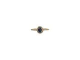 gros plan d'une bague sur fond blanc