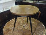 une petite table sur laquelle est posé un panier