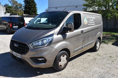 une camionnette argentée garée dans un parking