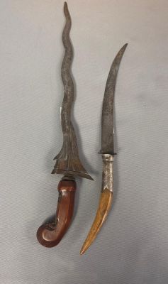deux couteaux ornés de cornes, posés l'un à côté de l'autre