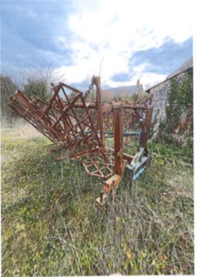 une vieille machine rouillée abandonnée dans l'herbe