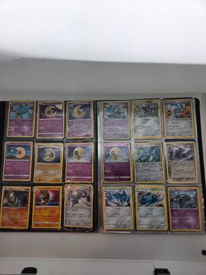 de nombreux types de cartes de pokemon affichées sur le mur