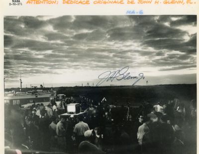 une vieille photo en noir et blanc montrant une foule de personnes dans un aéroport