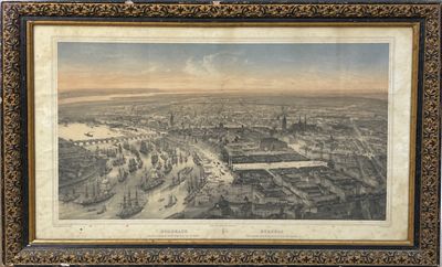 une vieille photo représentant une vue de ville avec une rivière au premier plan