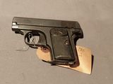 un pistolet posé sur une feuille de papier