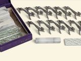 une boîte violette contenant tout un tas d'outils