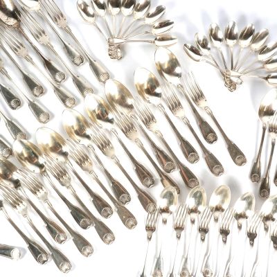 beaucoup de cuillères et de fourchettes en argent sur la table