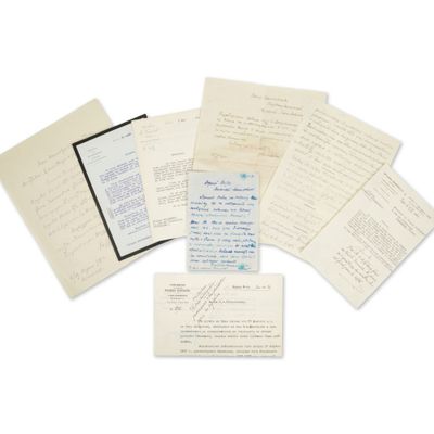 une image représentant une pile de vieilles lettres et de vieux papiers posés sur une surface blanche