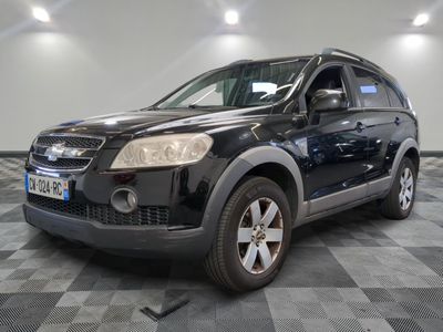une photo d'un Chevrolet Rav4 noir garé dans un garage