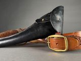 une paire de chaussures et un couteau posés sur une table