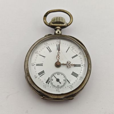 un gros plan d'une montre de poche ornée de chiffres romains