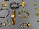 plusieurs types de bijoux différents présentés sur une table