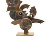sculpture représentant un oiseau sur un socle en bois, sur fond blanc