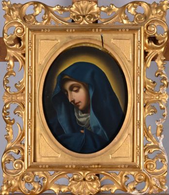 une image représentant un tableau d'une femme portant un voile bleu