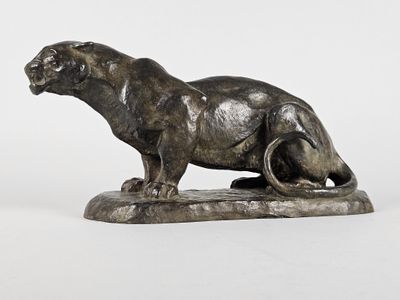 statue en bronze d'un lion sur un rocher sur fond blanc