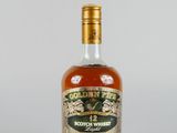 gros plan d'une bouteille d'alcool sur une surface blanche