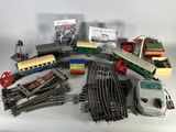 de nombreux types de trains miniatures sur la table