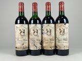 trois bouteilles de vin posées sur une table blanche