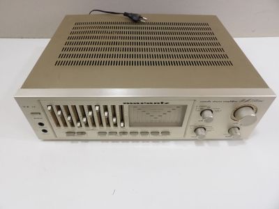 un gros plan d'une radio posée sur une table blanche