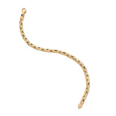 un bracelet en or orné d'un serpent