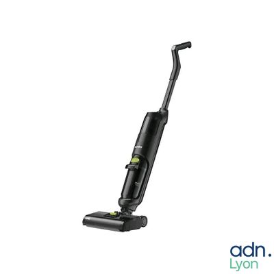 un aspirateur noir et vert sur fond blanc