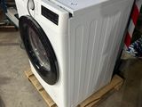 une machine à laver posée sur une palette dans un garage