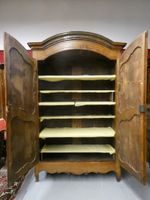 Armoire en merisier et châtaignier moulurés, corniche à chap… (photo 4)