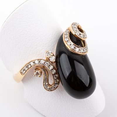 Bague "goutte" onyx, entourage diamants taille brillant, mon…