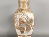 un vase avec l'image d'un homme et d'une femme dessus