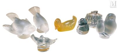 un ensemble de figurines en verre de formes et de tailles variées